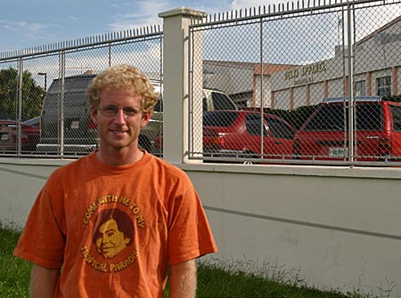 kelsey Kelsey em Honduras, na fábrica da camiseta do Tatoo