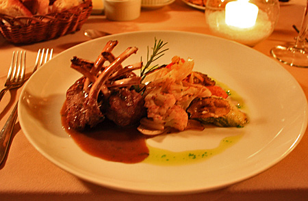 kia-carneiro Rack de cordeiro com legumes