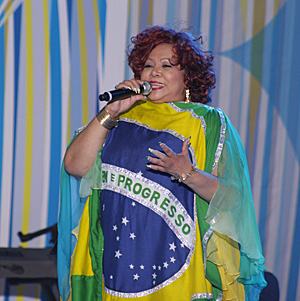 day2-1 Verde, amarelo e Marrom: Alcione cantou o Hino lindamente, a capella