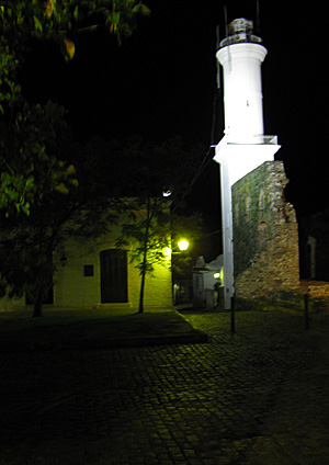 colonia-noite3 Paraty, não: a Bruges do Uruguai!
