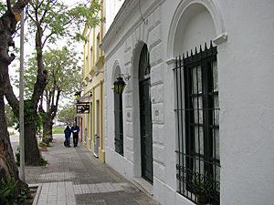 colonia-nub9 Na calçada da Posada del Ángel (a amarelinha ao fundo)