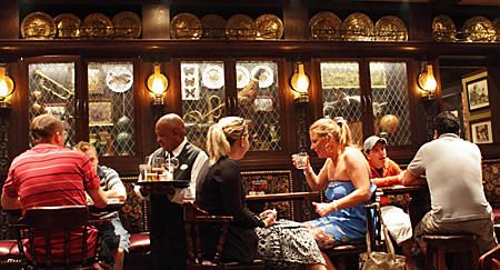 oasis-2-pub Um pub: Atlas & Globe