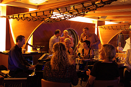 oasis-2-schooner Um piano bar: Schooner