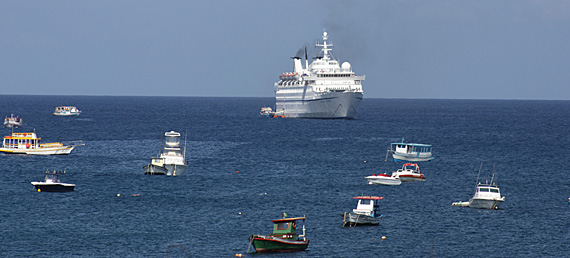O navio ancora longe do porto O navio ancora longe do porto