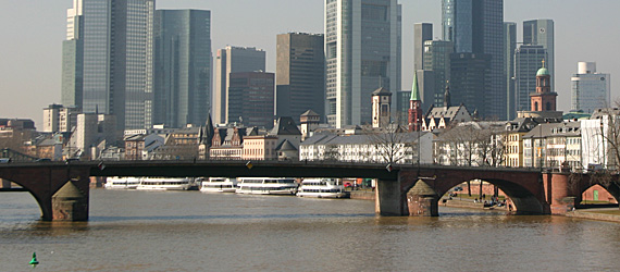 Frankfurt: o rio Main e o skyline de "Mainhattan" Frankfurt: o rio Main e o skyline de "Mainhattan"
