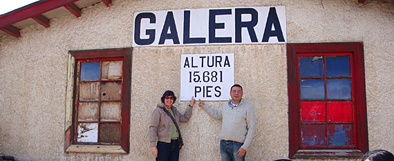 Cibele e Ernesto no ponto mais alto do trem a Huancayo No ponto mais alto do trem a Huancayo