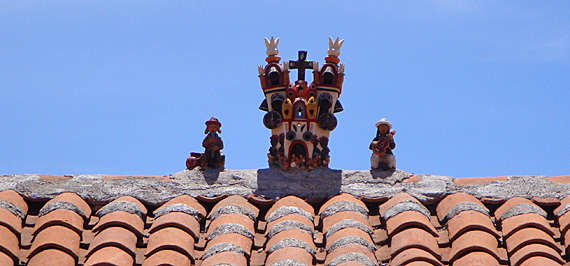 Igreja no telhado de uma casa em Quinua Igreja no telhado de uma casa em Quinua