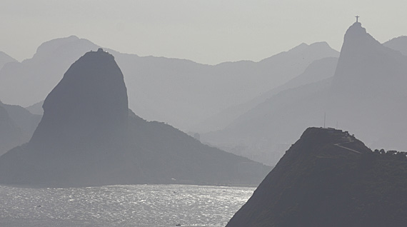 Pão de Açúcar e Corcovado vistos do Parque da Cidade, em Niterói Pão de Açúcar e Corcovado vistos do Parque da Cidade, em Niterói