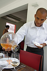 Uma taça de vinho que ninguém é de aço inox Uma taça de vinho que ninguém é de aço inox