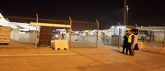 O saguão de desembarque... O saguão de desembarque...