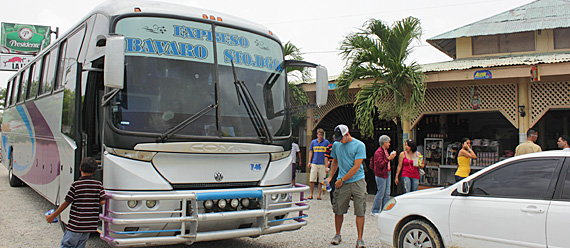 Expreso Bávaro-Santo Domingo na única parada em um restaurante de beira de estrada Expreso Bávaro-Santo Domingo na única parada em um restaurante de beira de estrada