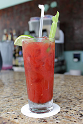 Bloody Mary com Absolut Peppa e um salsãozão Bloody Mary com Absolut Peppa e um salsãozão