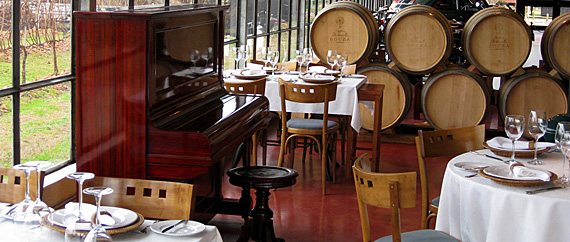 Restaurante da vinícola, improvisado no galpão dos carros antigos durante a reforma do prédio Restaurante da vinícola, improvisado no galpão dos carros antigos durante a reforma do prédio