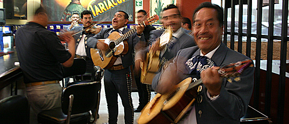 Bar na plaza Garibaldi, Cidade do México Bar na plaza Garibaldi, Cidade do México