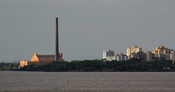 Guaíba: rio ou lago? (Na foto, a ponta do Gasômetro) Guaíba: rio ou lago? (Na foto, a ponta do Gasômetro)