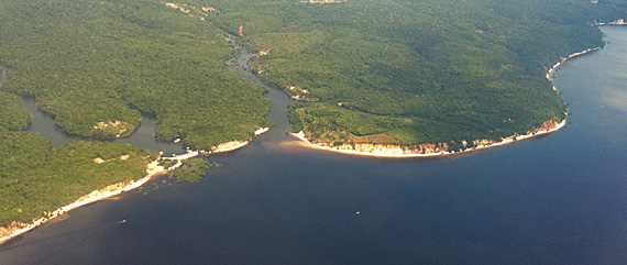 Praias da outra margem do Rio Negro, vistas do avião