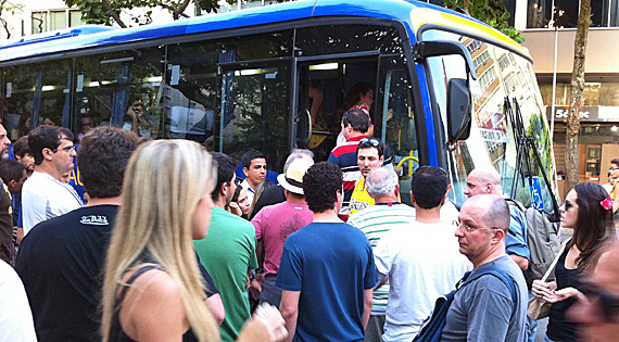 Embarque do ônibus de primeira classe Embarque do ônibus de primeira classe