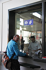 Comprando ticket do guarda-volumes em Tirano Comprando ticket do guarda-volumes em Tirano