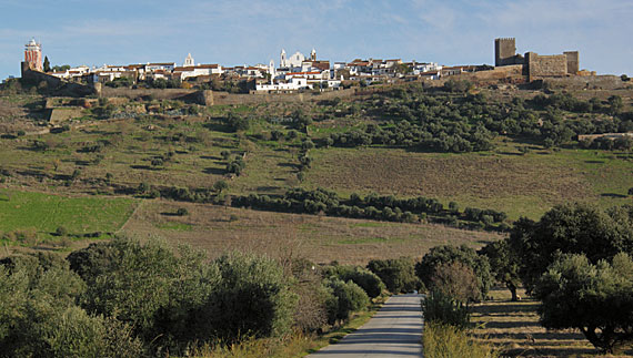 Monsaraz visto da estrada Monsaraz visto da estrada