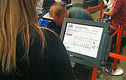 Check-in no totem de autoatendimento GOL
