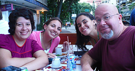 Mariana "de Toledo" (@merel), @nhatinha e @fefelima chegaram mais cedo e garantiram uma mesa.