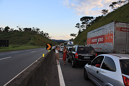 Antes da descida da Serra das Araras, um acidente parou tudo por meia hora.