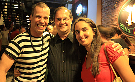 Carlinhos de Jesus em pessoa veio nos receber (na foto, Arnaldo e Cristina)