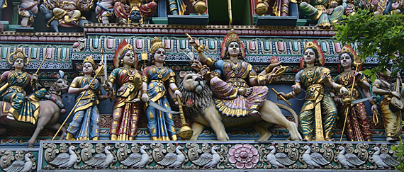 Templo hindu na Chinatown de Cingapura
