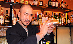 Bartender-monge no Vowz Bar. Foto: Reginaldo Okada