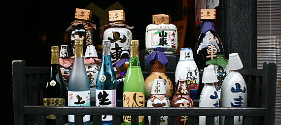 Na porta de uma destilaria em Takayama