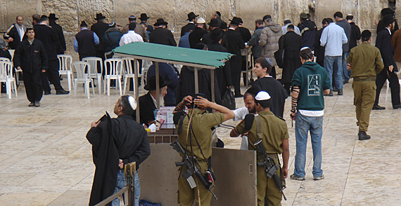 Jerusalém israel 25 de abril o homem judeu reza o muro é o lugar