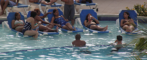 Barceló Premium Punta Cana: deck molhado da piscina secundária