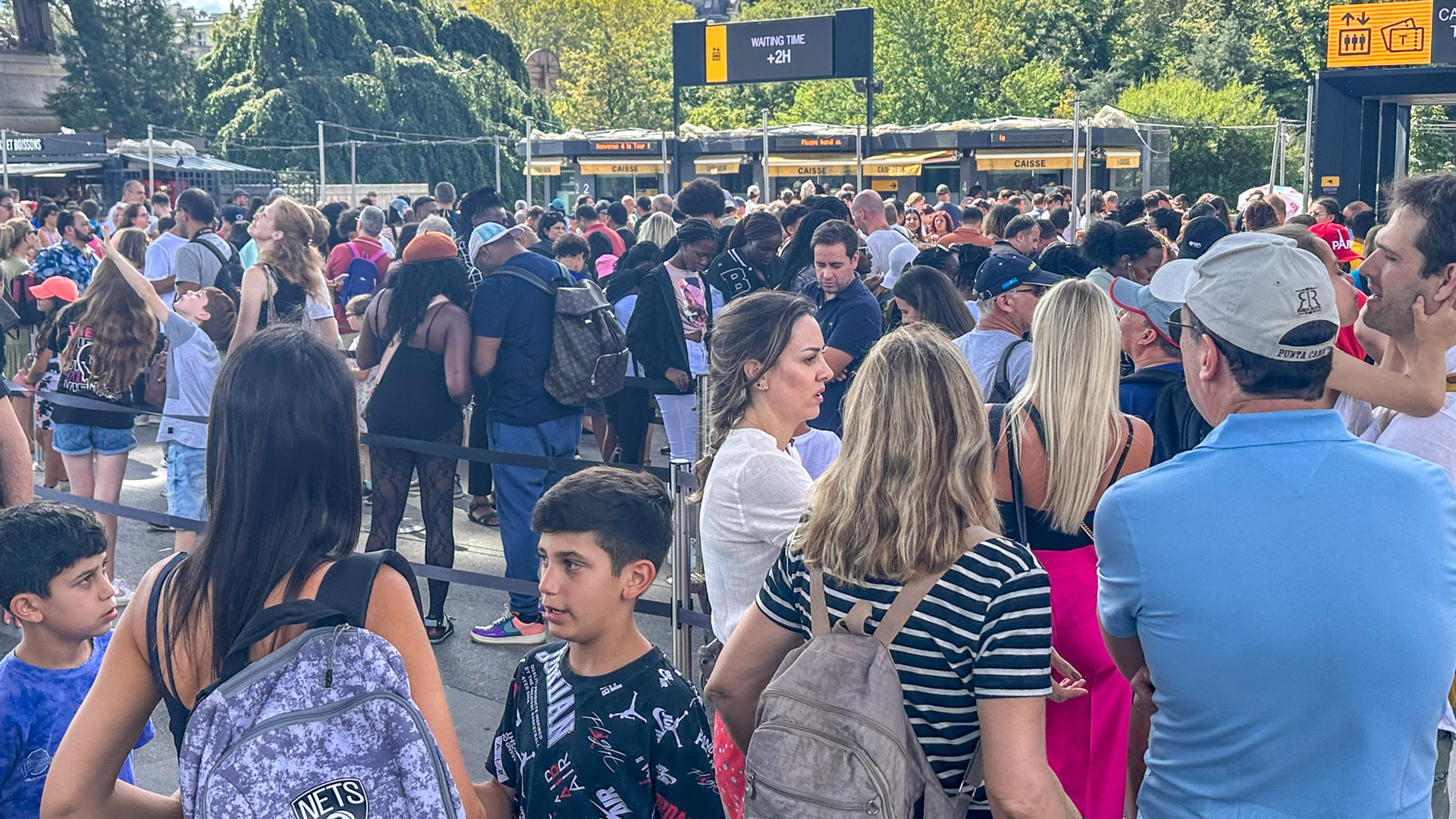 Fila da bilheteria na Torre Eiffel