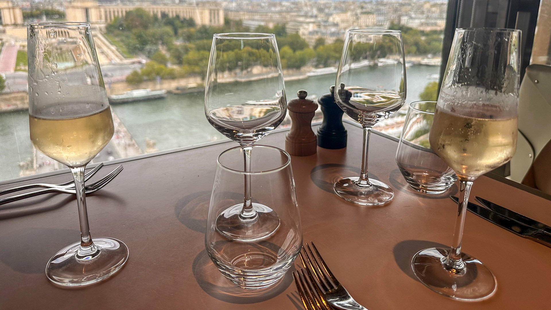 Torre Eiffel Madame Brasserie