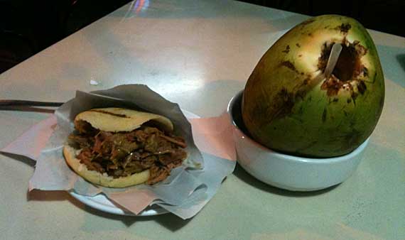 Arepa de carne mechada no El Budare de La Castellana