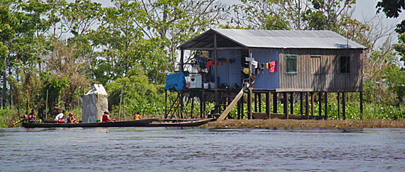 Casas ao longo do Solimões