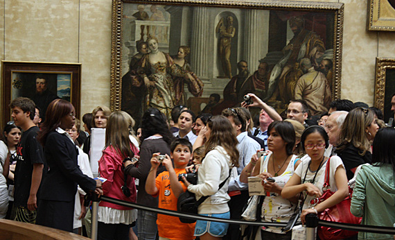 Na sala da Mona Lisa no Louvre