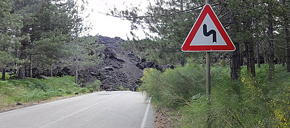 Lava do Etna interrompendo estrada na Sicília