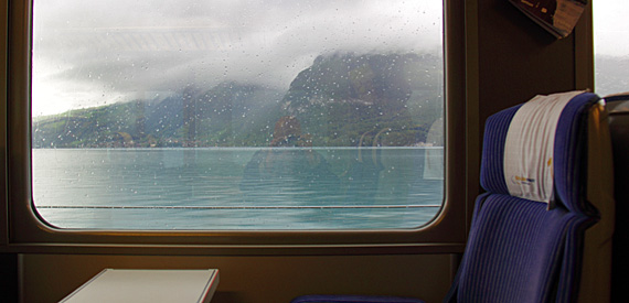 Golden Pass Line; Lago Thun na janela
