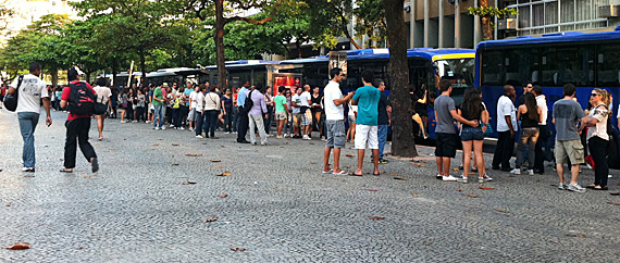 Fila dobrando o quarteirão na Praça General Osório