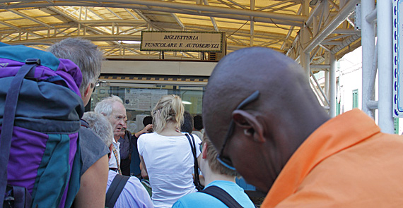 A bilheteria do funicular, à sua direita