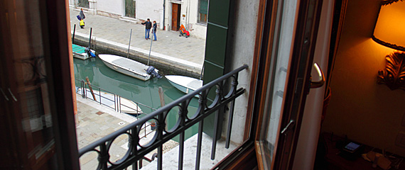 Meu hotel em Veneza, com vista para um canaletozinho