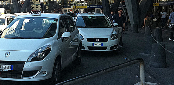 Táxis na estação de Nápoles