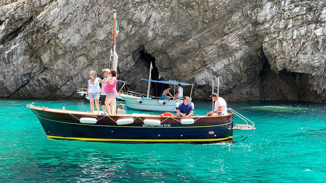 passeio de barco em grupo em capri - viator