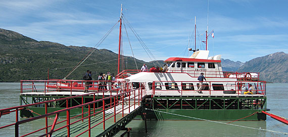 O barco no Puerto Toro