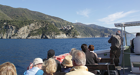 Barco passando por Corniglia