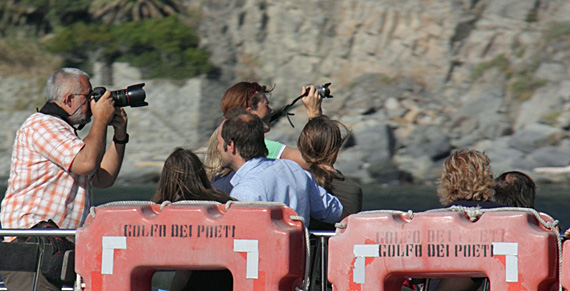 Barco aproximando-se de Riomaggiore