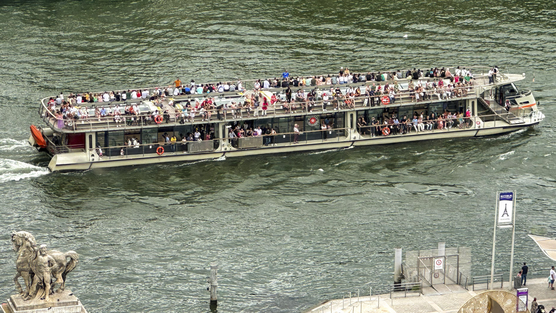Cruzeiro em bateau mouche: the Paris Pass
