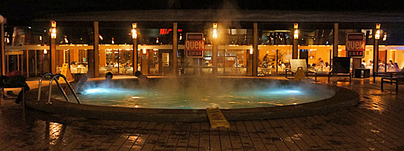 Jacuzzi bombando à noite. Foto: Paula Ferreira