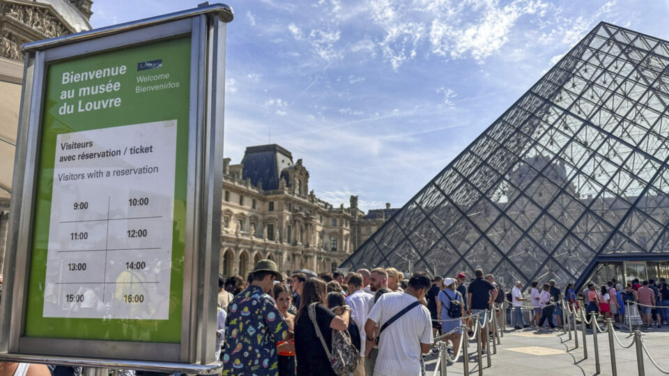 Fila para entrar no Louvre